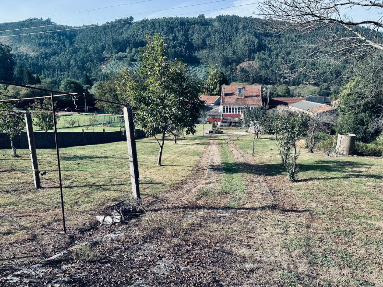 Casa adosada con gran terreno en O Roxal.